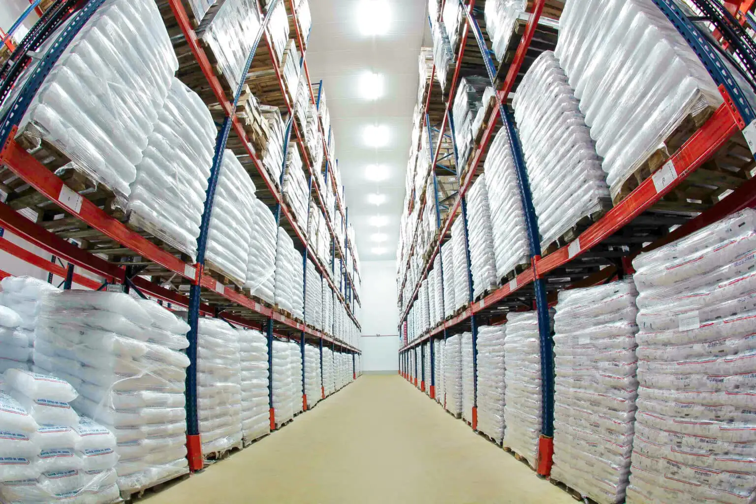 Câmara fria com temperatura controlada e racks porta-pallets